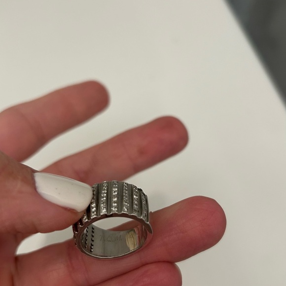 Elegant White Gold Band Ring - Picture 3 of 4